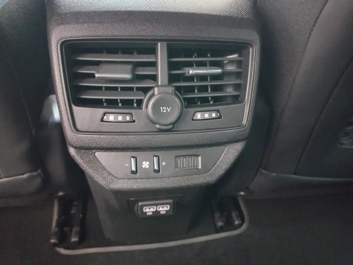 Vue rapprochée des commandes de ventilation arrière et prises USB du Peugeot 5008 gris foncé, version Allure Pack 2021.