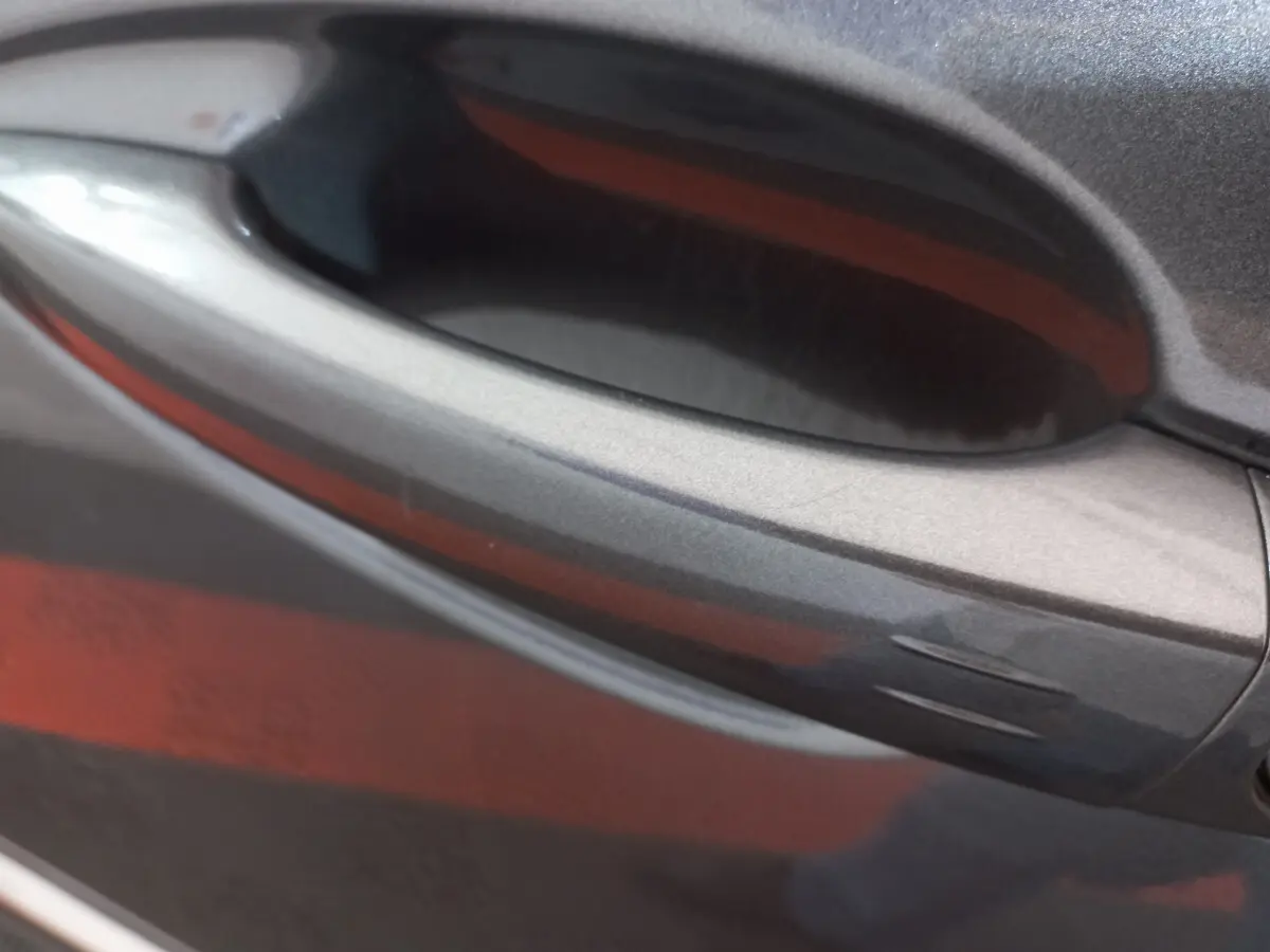 Poignée de porte gris foncé du Peugeot 5008 PureTech 130 S&S EAT8 Allure Pack, vue rapprochée côté droit.