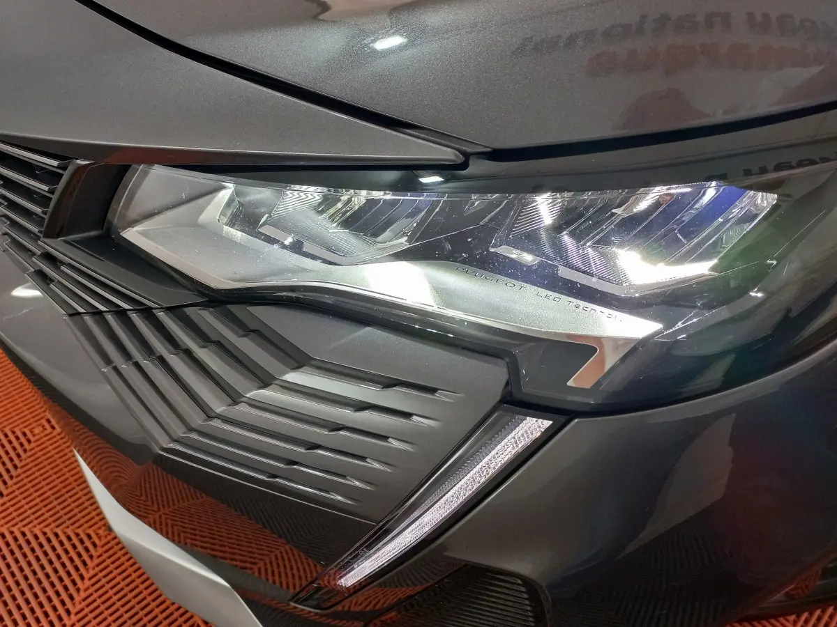 Gros plan sur le phare avant droit LED et la calandre gris foncé du Peugeot 5008 PureTech 130 Allure Pack 2021