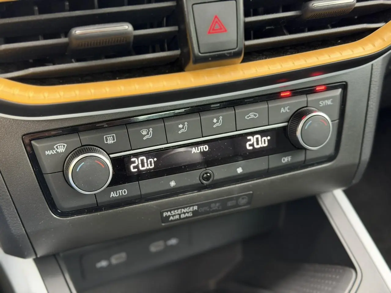 Gros plan sur la commande de climatisation automatique bi-zone du SEAT Arona TSI 115 Style 2025, avec affichage digital à 20°C.