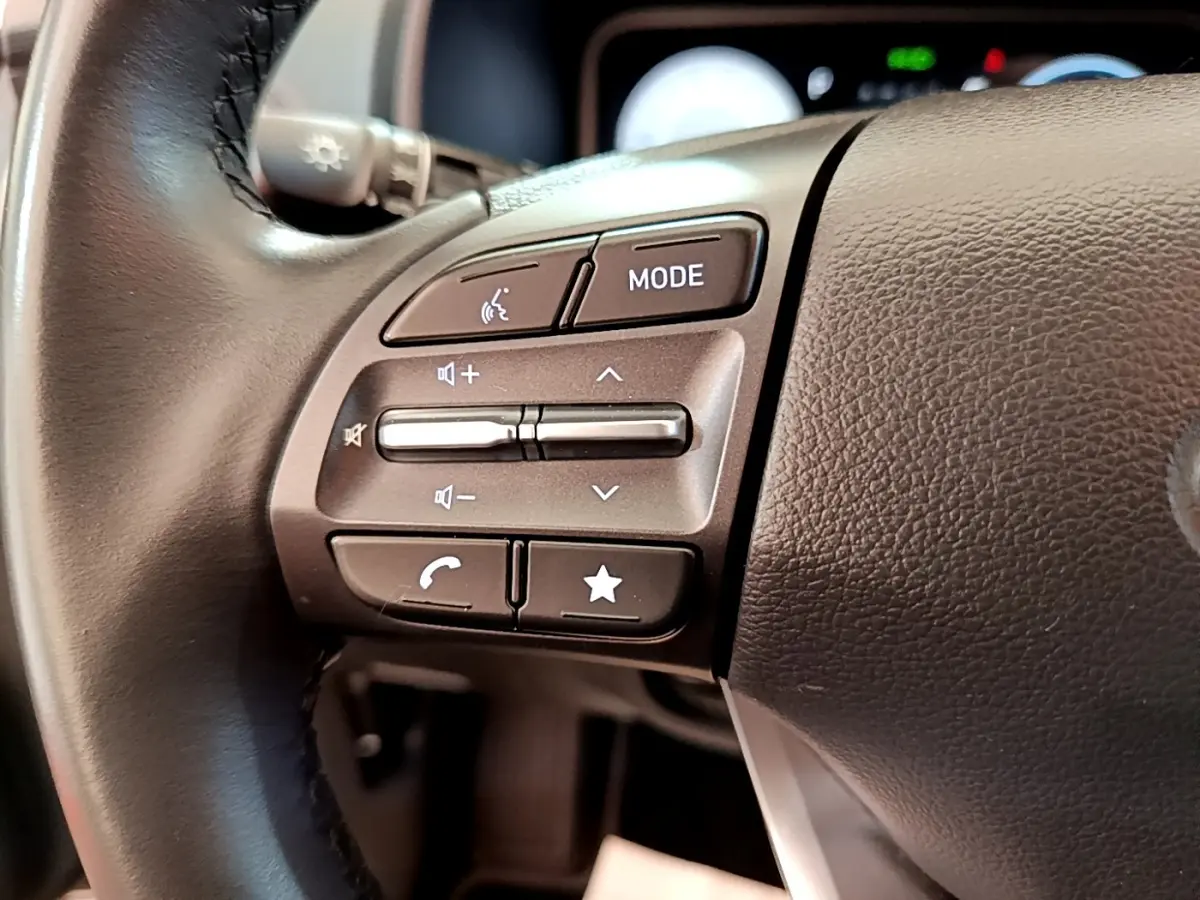 Gros plan sur le côté gauche du volant cuir multifonctions du Hyundai Kona électrique 2023.