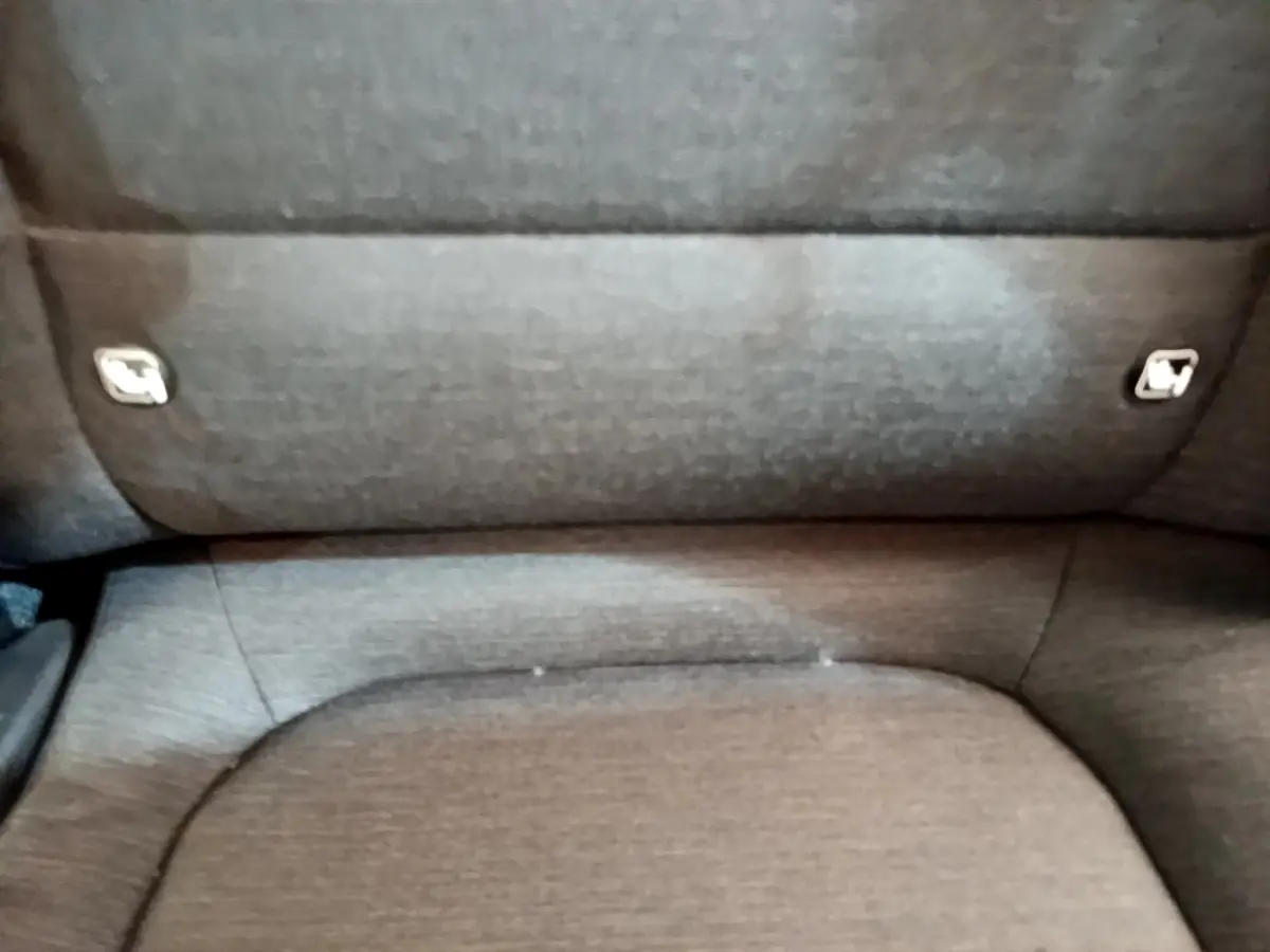 Gros plan sur la banquette arrière grise fixe du Hyundai Kona électrique 2023, montrant les attaches Isofix.