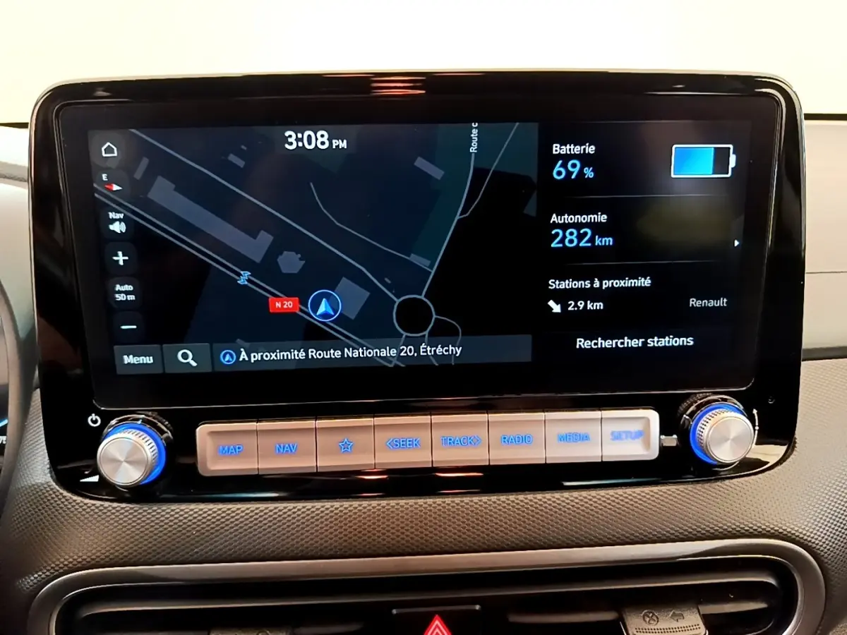 Écran tactile central de la Hyundai Kona électrique 2023 affichant la navigation et l'autonomie batterie à 69%.