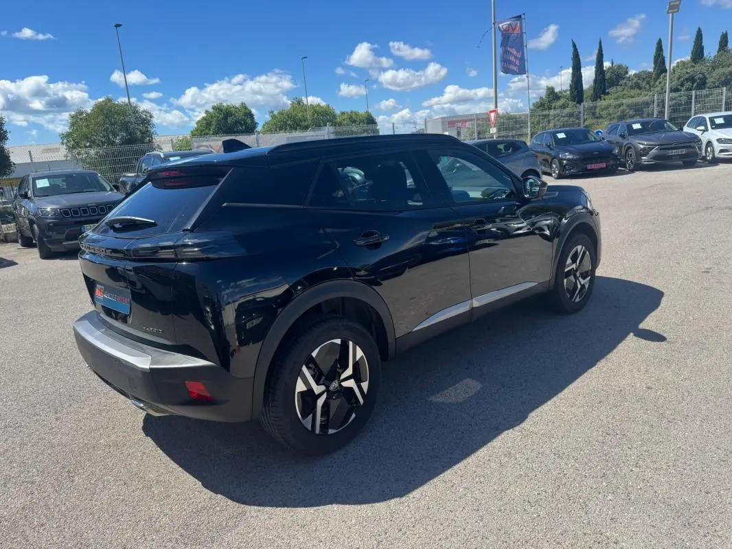 Peugeot 2008 Hybrid noir en 3/4 arrière droit, avec jantes distinctives et pack hiver visible au niveau des rétroviseurs.