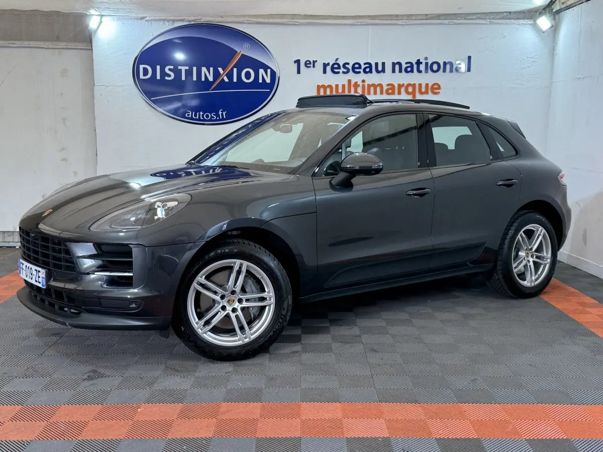 Vue 3/4 avant droite d’un Porsche Macan 3.0 S gris foncé avec jantes alliage et toit ouvrant panoramique.