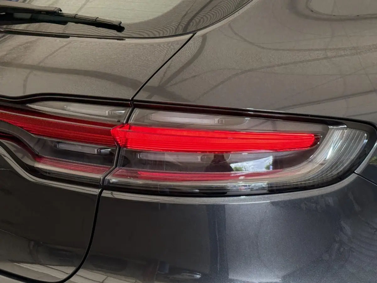 Gros plan sur le feu arrière droit rouge et gris foncé d'un Porsche Macan 3.0 S de 2019.