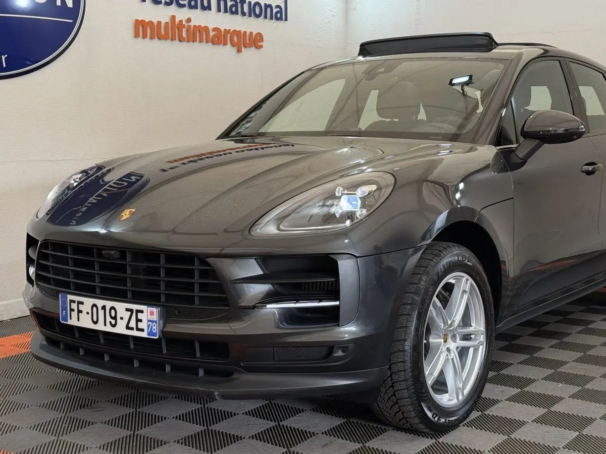 Porsche Macan 3.0 S gris foncé vue 3/4 avant droit, avec phares LED et jantes alliage argentées.