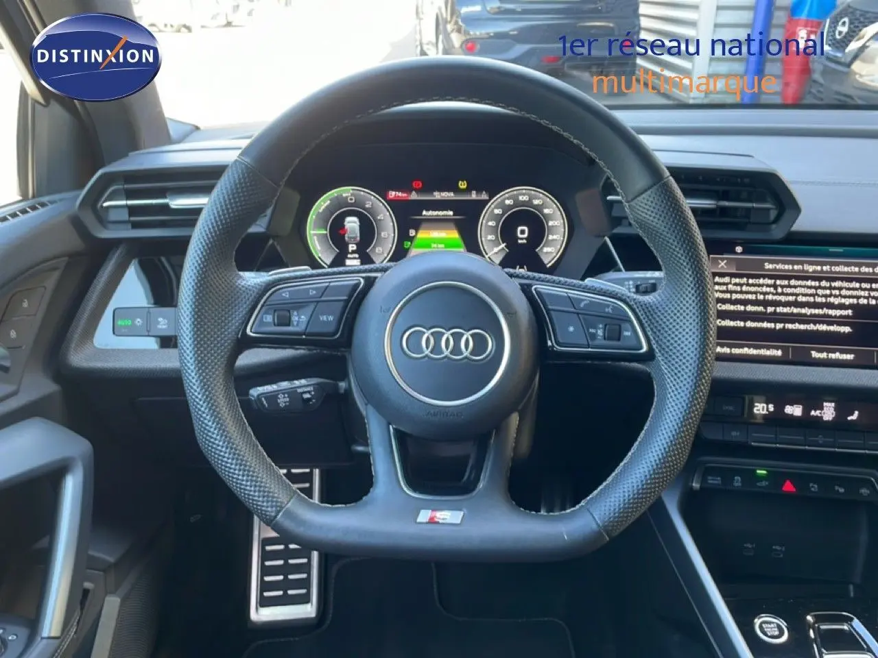 Vue intérieure centrée sur le volant cuir perforé et tableau de bord numérique de l'Audi A3 Sportback 2025.