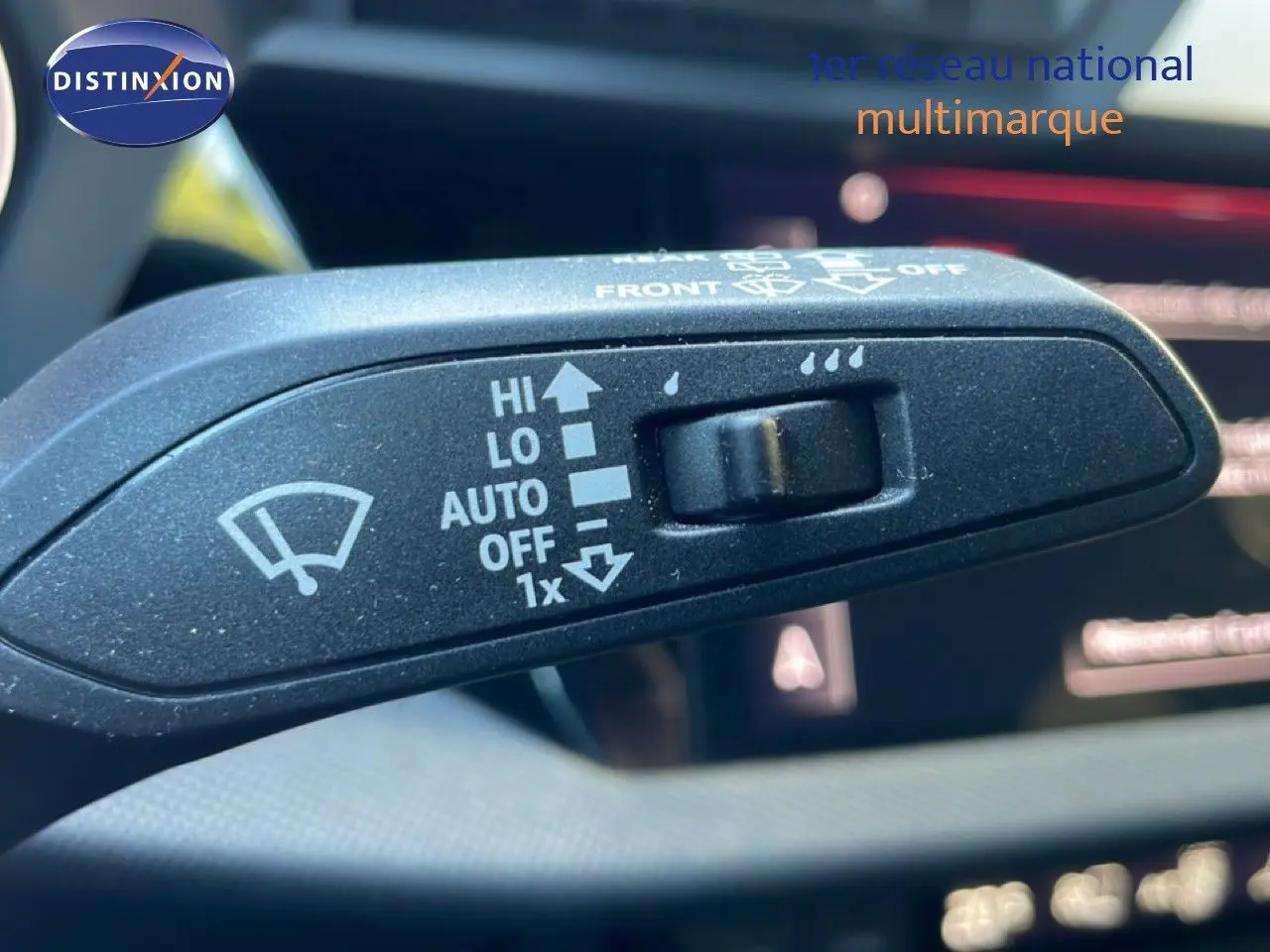 Gros plan sur la commande des essuie-glaces d'un Audi A3 Sportback 40 TFSIe noir Mito Metal, intérieur gris noir.