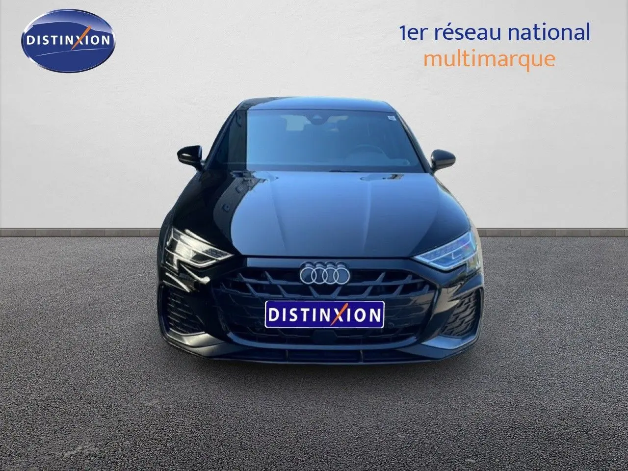 Vue avant d'une Audi A3 Sportback 40 TFSIe noire Mito Metal avec calandre S-Line et phares LED allumés.