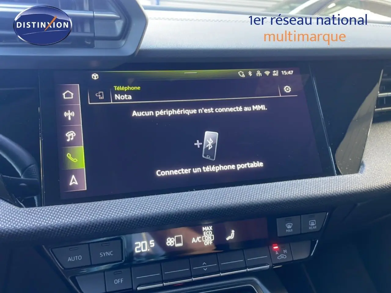 Vue rapprochée de l’écran tactile central et de la console de l’Audi A3 Sportback 2025, affichage connecté, intérieur noir.