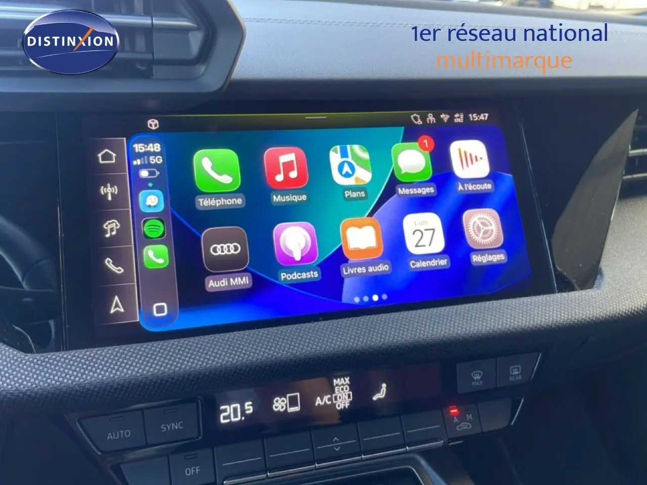 Écran tactile central de l’Audi A3 Sportback 40 TFSIe 2025 affichant les applications Apple CarPlay, avec tableau de bord noir.