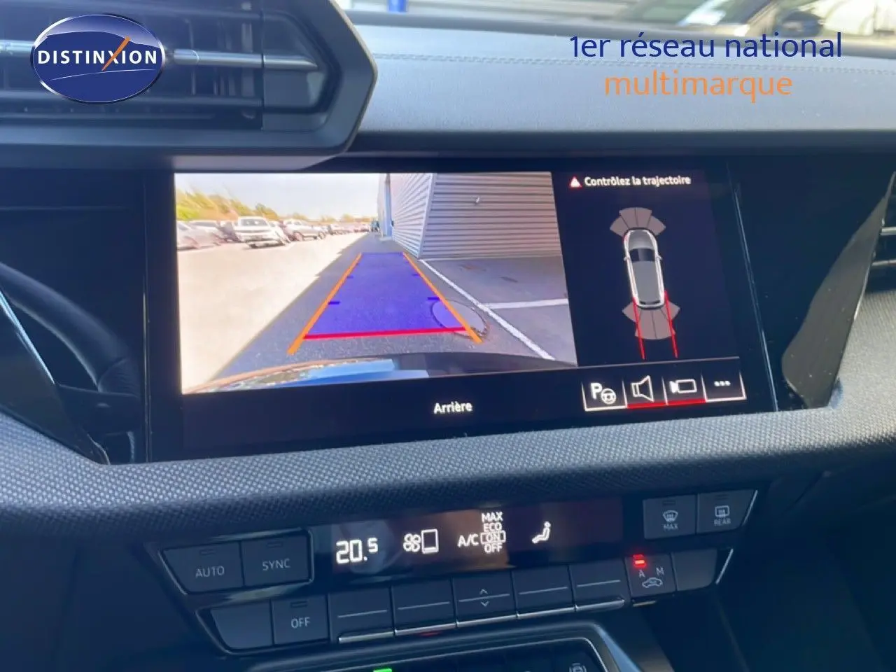 Écran multimédia intérieur montrant la caméra de recul et l’aide au stationnement d’une Audi A3 Sportback noir mito metal.