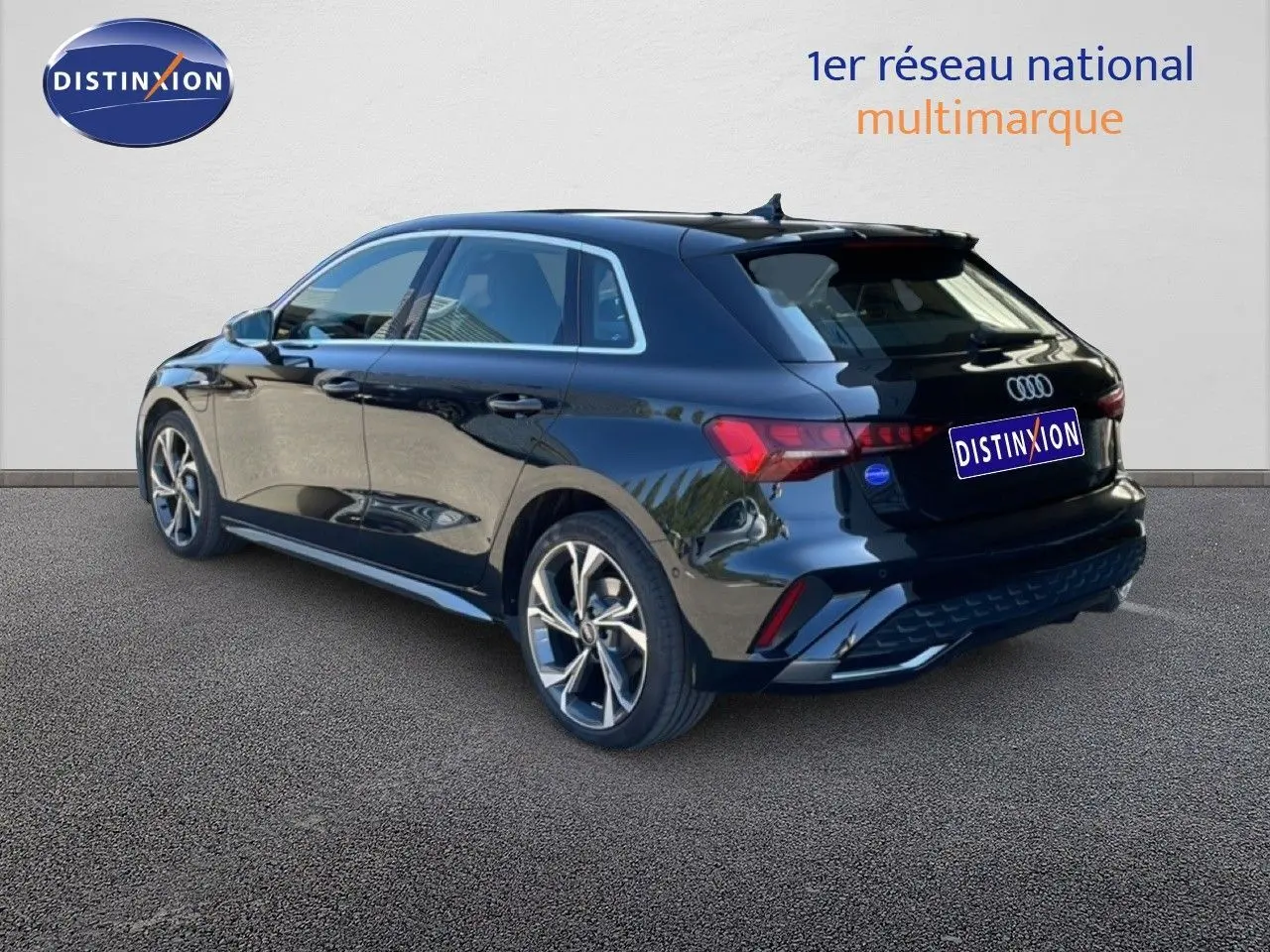 Audi A3 Sportback noir mito metal vue 3/4 arrière droit avec jantes alliage et feux arrière LED distinctifs.