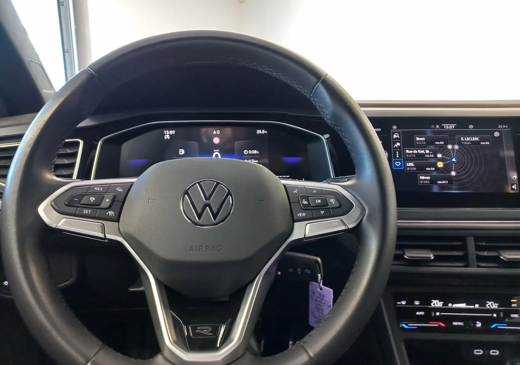 Vue intérieure centrée sur le volant cuir noir avec logo VW et tableau de bord digital de la Volkswagen Polo R-Line 2025.
