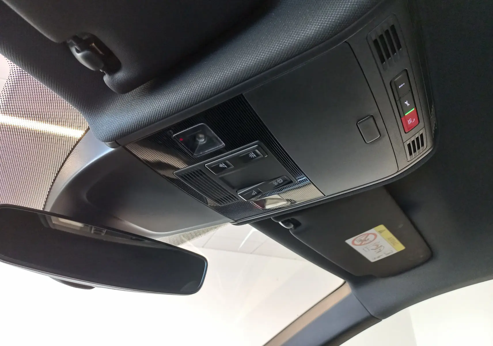 Vue intérieure du plafonnier et rétroviseur d'une Volkswagen Polo Rouge Roi 2025, version R-Line Edition.