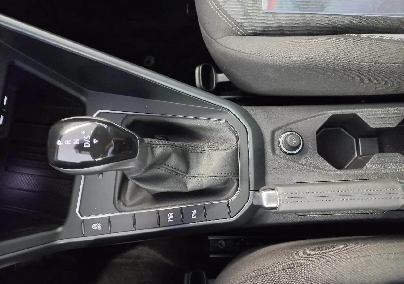 Vue rapprochée de la console centrale de la Volkswagen Polo 2025 R-Line Edition, avec levier de vitesse automatique et frein à main.