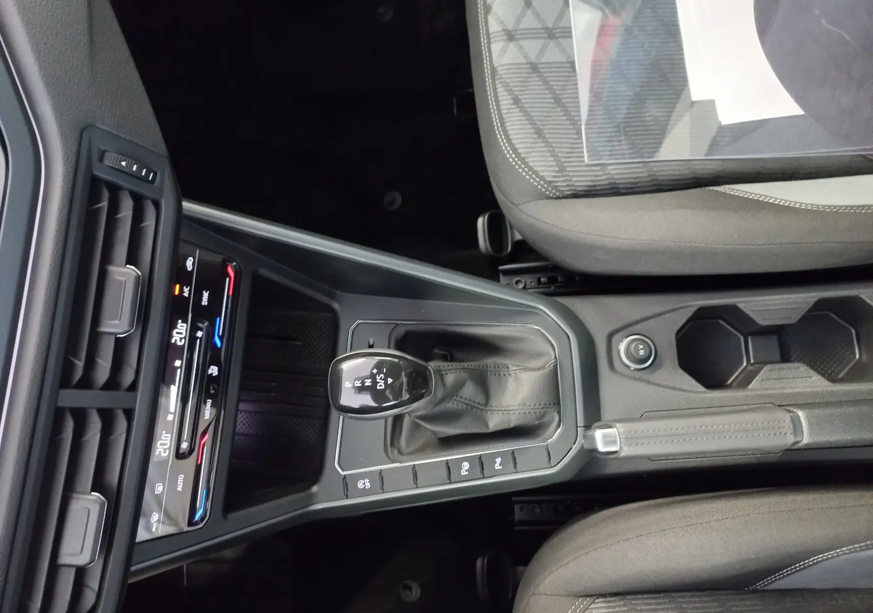 Vue intérieure centrée sur la console centrale et levier de vitesse automatique de la Volkswagen Polo Rouge Roi 2025 R-Line Edition.