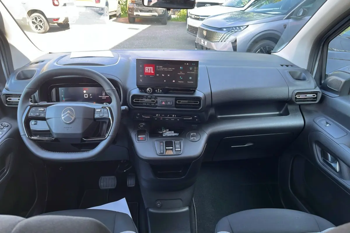 Vue intérieure du tableau de bord du Citroën Berlingo 2025 gris artense, avec écran tactile et volant multifonction.