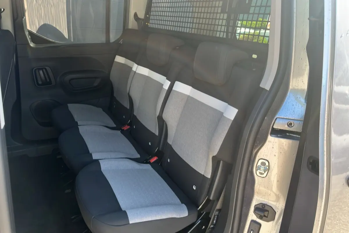 Vue intérieure côté droit sur les sièges arrière gris clair et noir du Citroën Berlingo BlueHDi 130 EAT8 Max 2025.