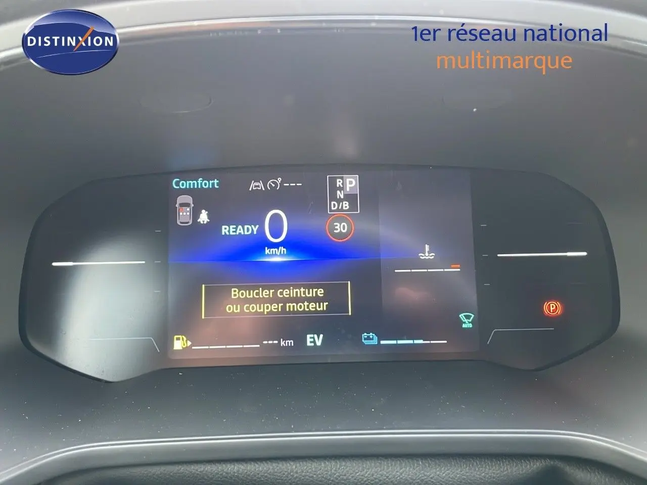 Tableau de bord numérique du Renault Captur E-Tech hybride 2025 affichant la vitesse à 0 km/h et alertes de sécurité.