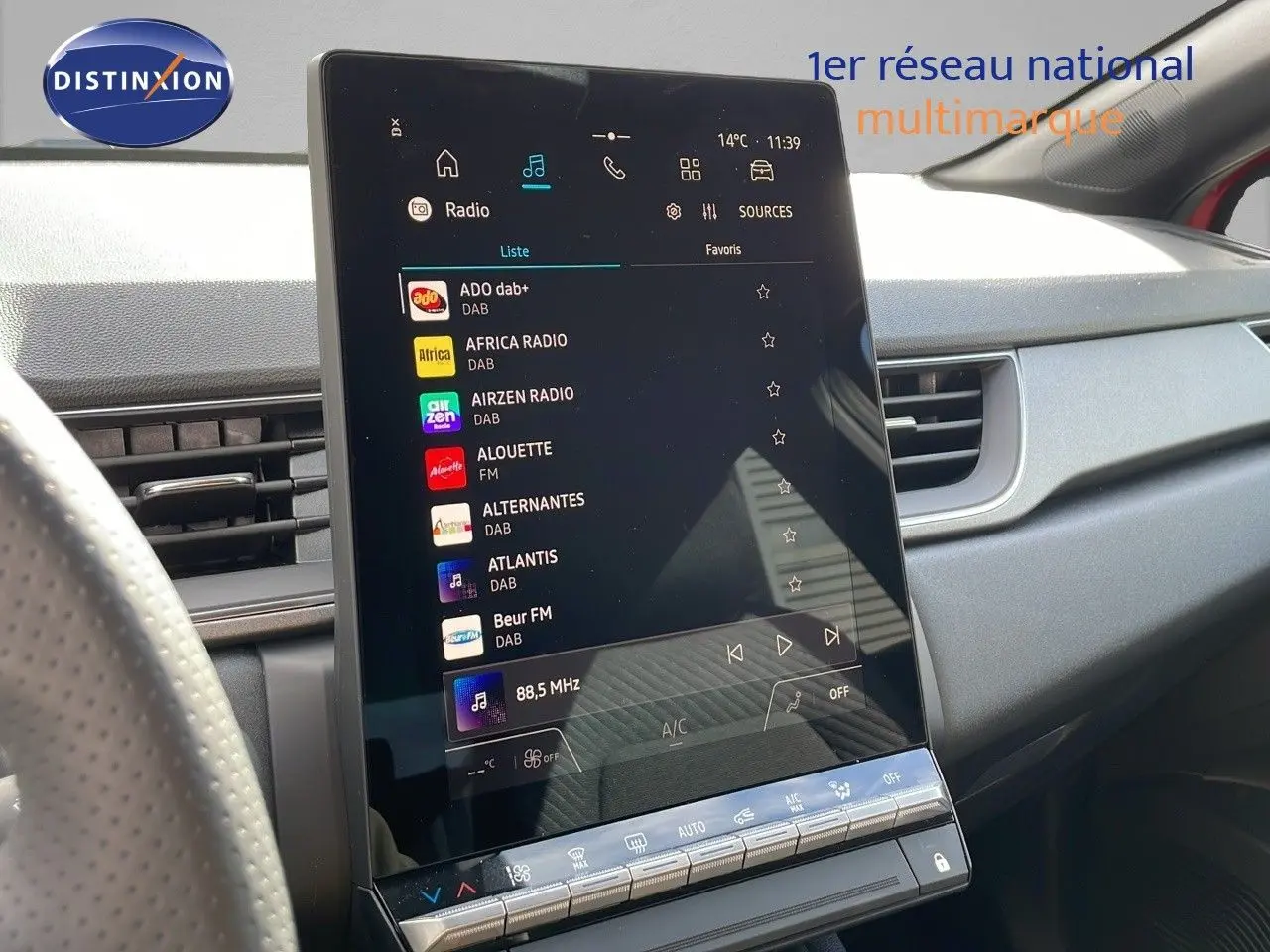 Vue intérieure du tableau de bord du Renault Captur E-Tech hybride 2025, écran tactile central affichant les radios numériques.