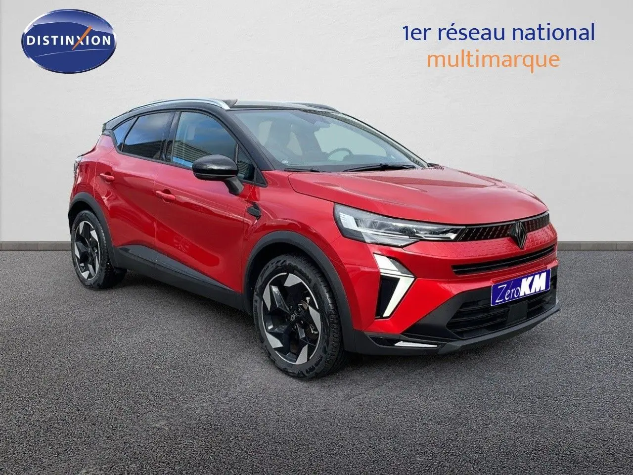 Vue 3/4 avant d'un Renault Captur 2025 rouge passion avec toit noir et jantes biton distinctives.