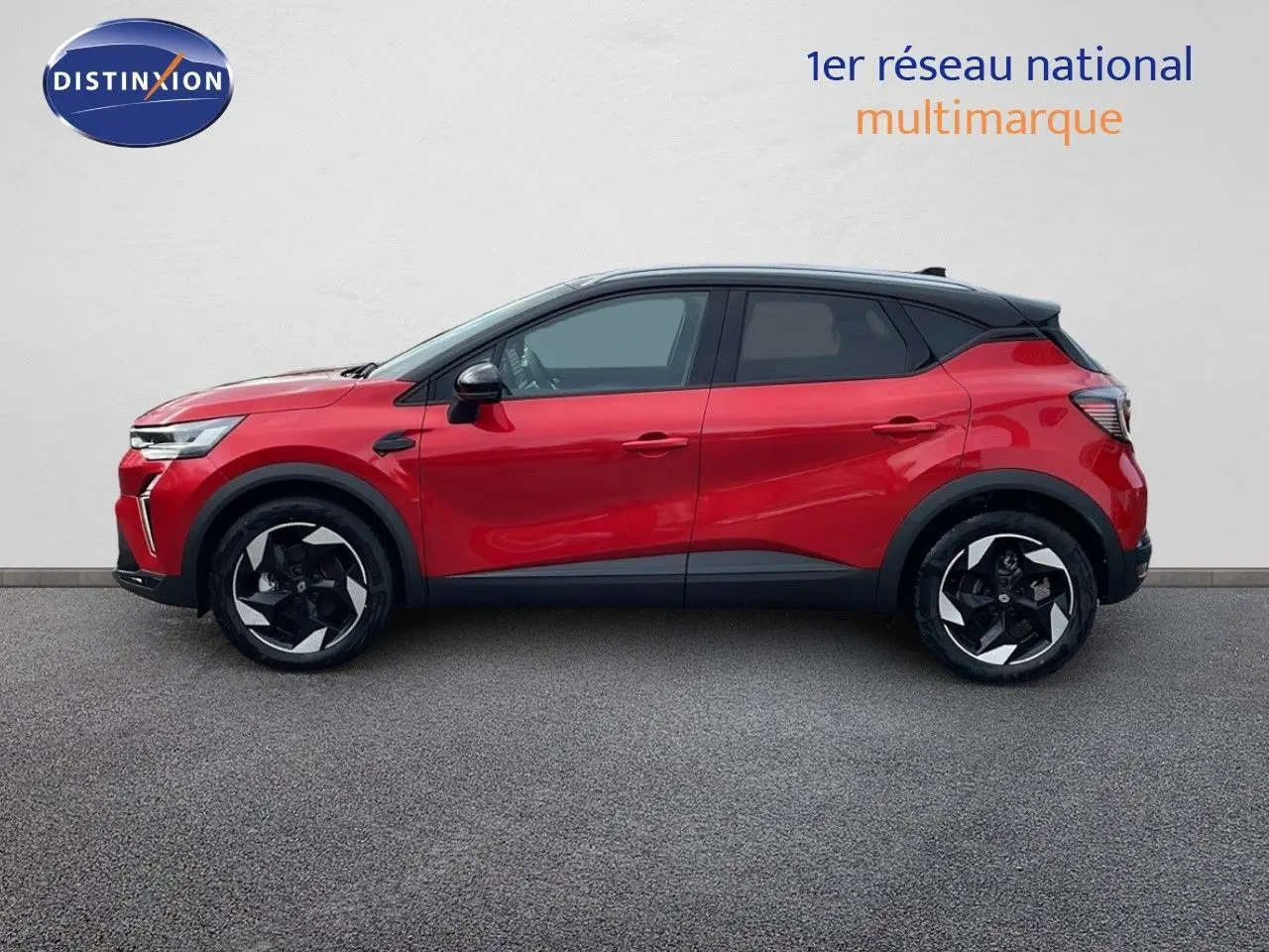Profil côté gauche du Renault Captur E-Tech hybride rouge passion avec toit noir et jantes noires et argentées.