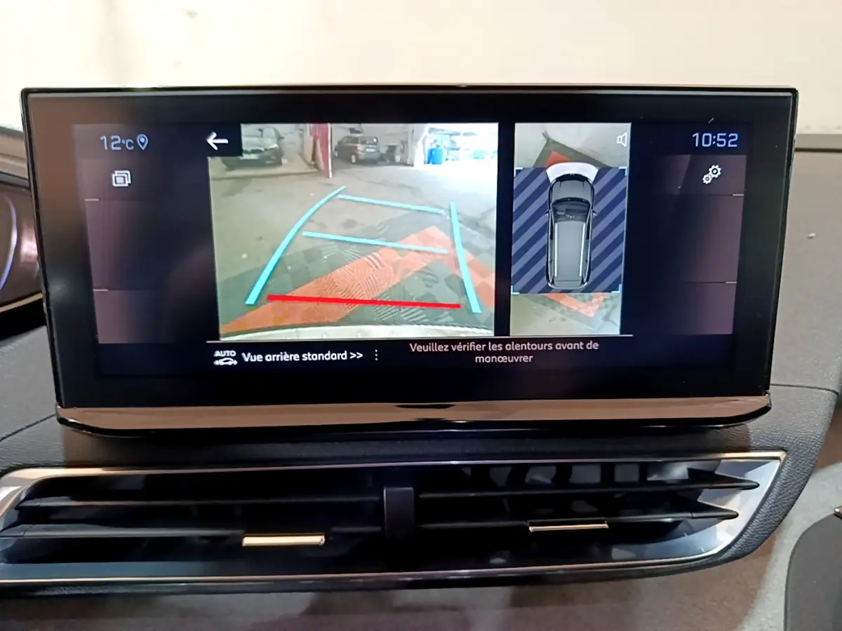 Écran tactile central du Peugeot 5008 bleu 2021 affichant la caméra de recul et l'aide au stationnement