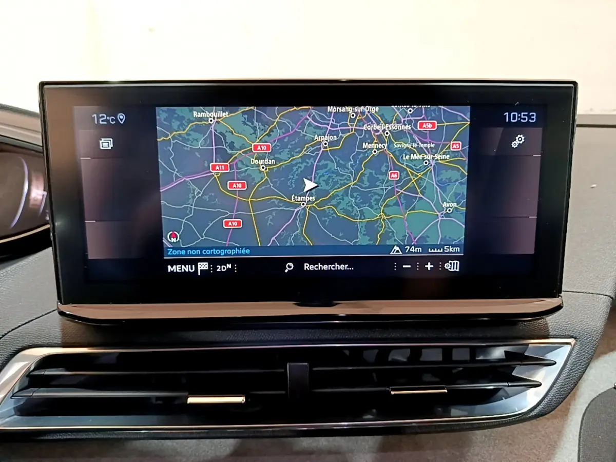 Écran tactile central affichant la navigation 3D du Peugeot 5008 GT 2021, vue intérieure du tableau de bord.