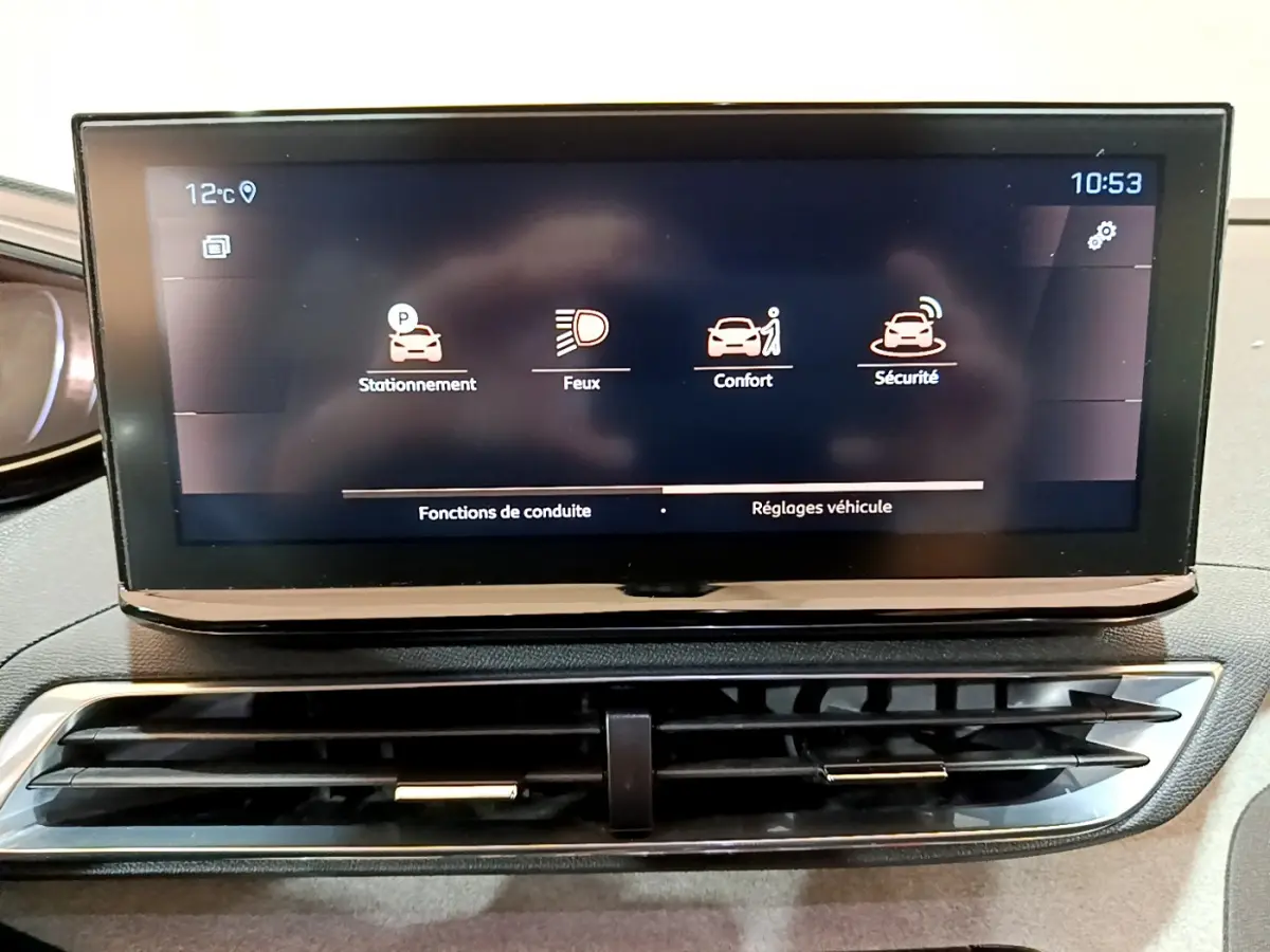 Écran tactile central affichant les réglages de conduite du Peugeot 5008 GT, intérieur noir et gris.