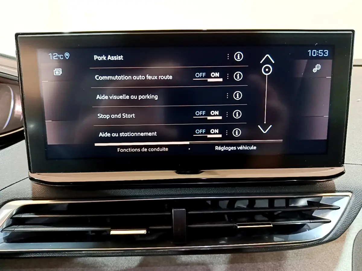 Écran tactile central du tableau de bord du Peugeot 5008 GT affichant les options d'aide au stationnement.