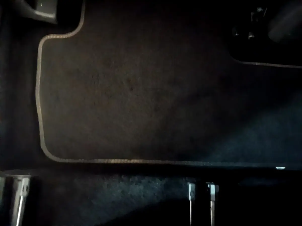 Tapis de sol noir avec bordure beige côté conducteur du Peugeot 5008 PureTech 130 S&S EAT8 GT 2021