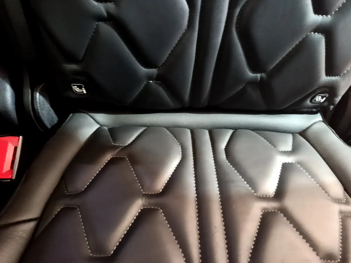 Gros plan sur la sellerie noire matelassée du siège individuel de la 3ème rangée du Peugeot 5008 GT 2021.