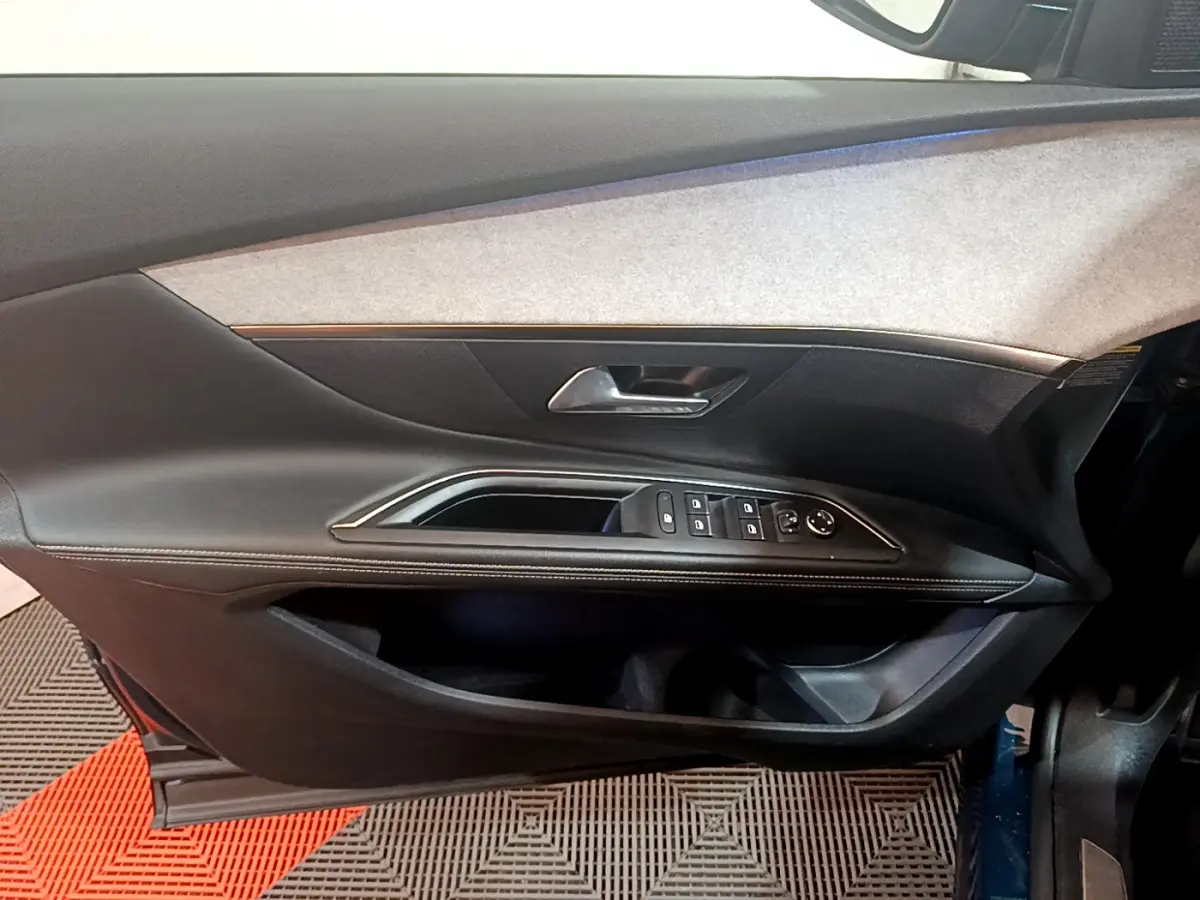 Porte côté conducteur du Peugeot 5008 GT 2021, intérieur noir avec insert gris clair et commandes électriques.