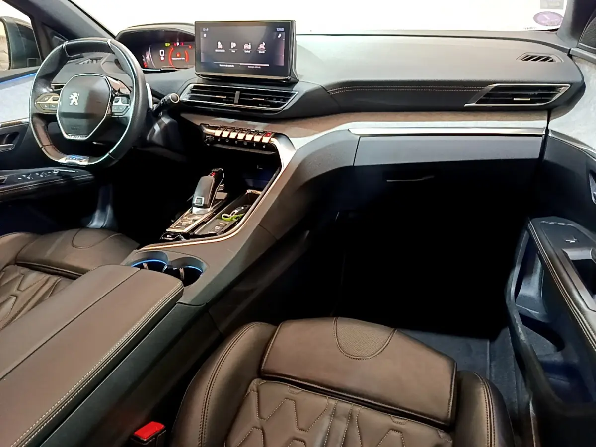 Intérieur noir du Peugeot 5008 PureTech 130 GT 2021, vue côté passager avec tableau de bord et écran tactile central.