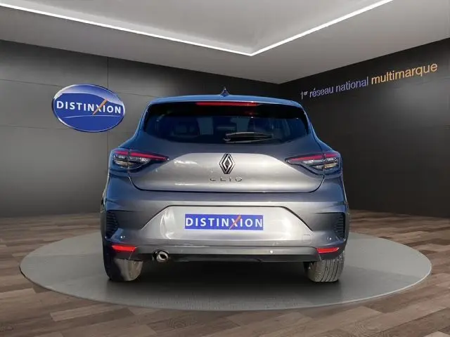 Vue arrière d'une Renault Clio V gris schiste, avec feux arrière Full LED et plaque Distinxion visible.