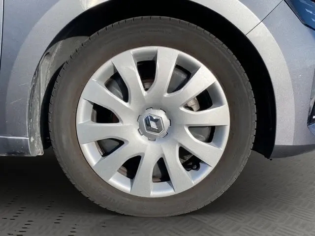 Gros plan sur la roue avant gauche d'une Renault Clio V gris schiste avec enjoliveur 16 pouces Amiticia.