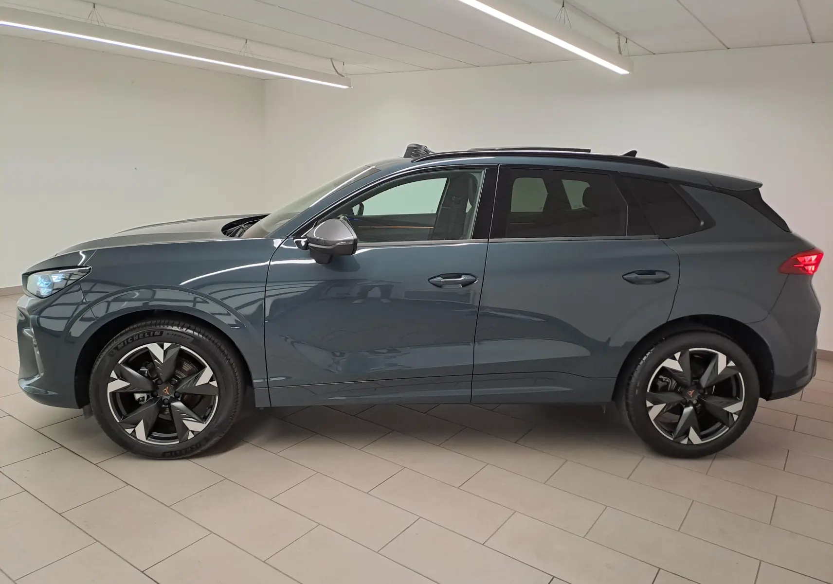 Vue de profil côté gauche du CUPRA TERRAMAR bleu Fjord 2025 avec jantes 19'' Spectrum et toit ouvrant panoramique.
