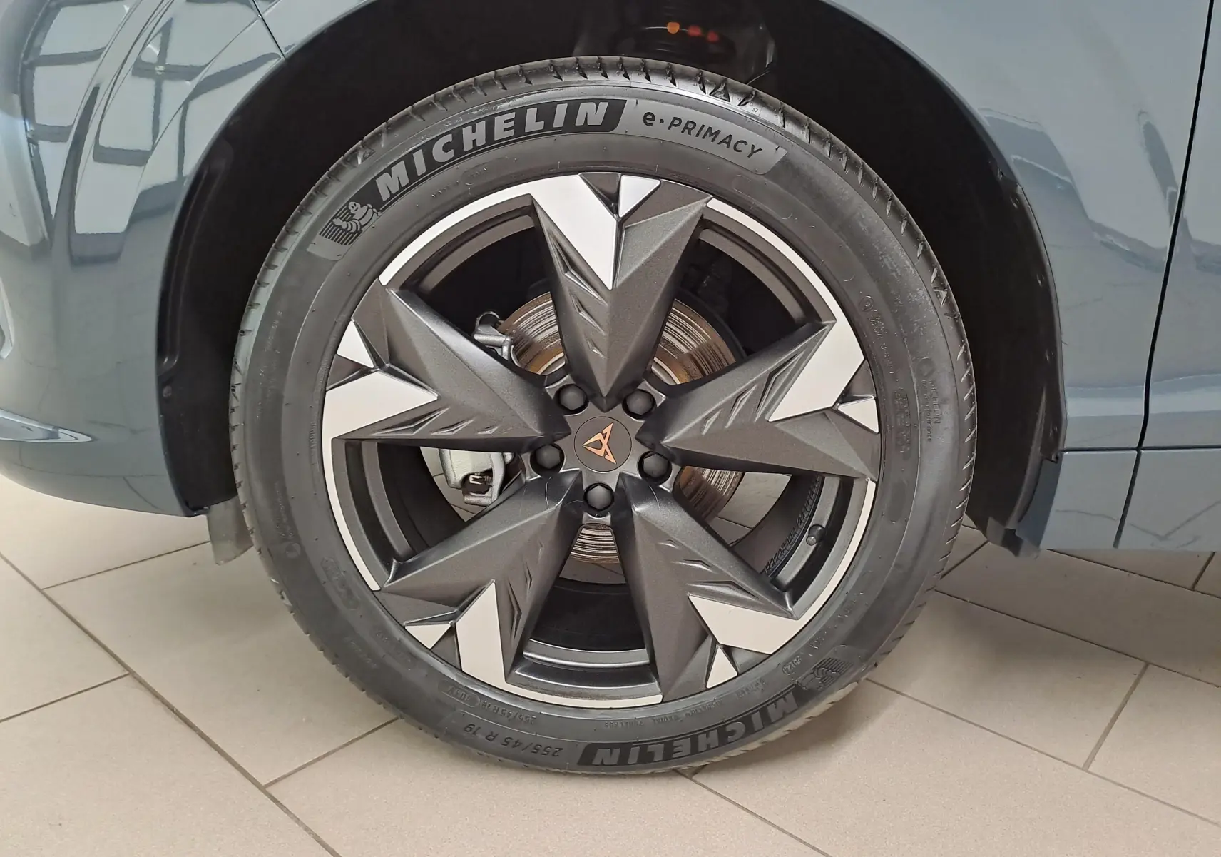 Gros plan sur la jante 19'' Spectrum usinée du CUPRA TERRAMAR bleu Fjord, avec pneu Michelin e-Primacy.