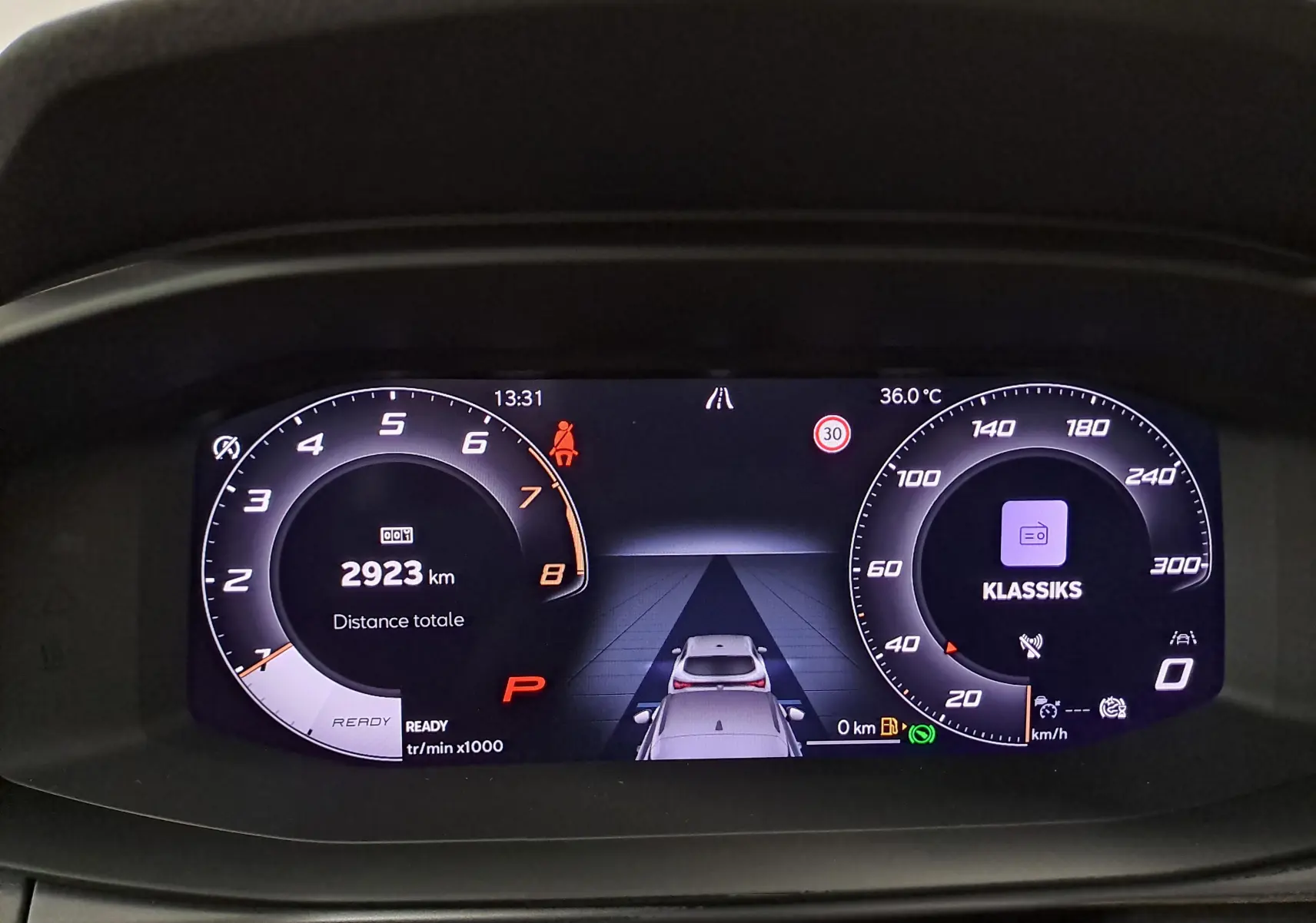 Tableau de bord numérique de la CUPRA TERRAMAR 2025 affichant 2923 km, avec compte-tours et vitesse en km/h.