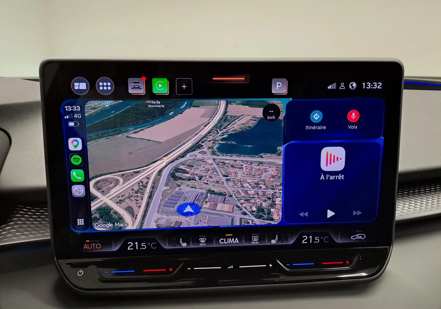 Écran tactile central du CUPRA TERRAMAR 2025 affichant la navigation GPS et les commandes climatiques en intérieur.