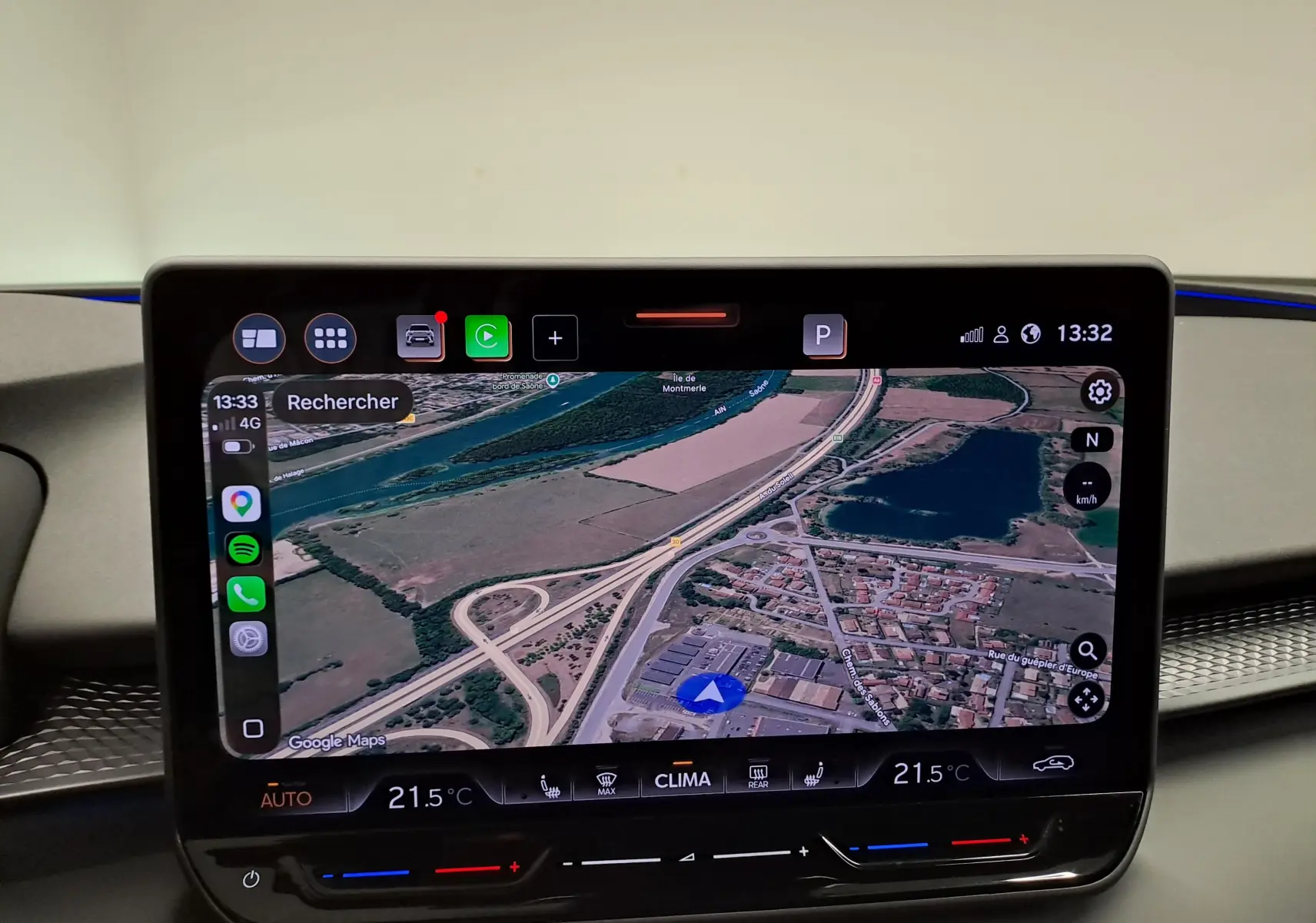 Écran tactile central du CUPRA TERRAMAR 2025 montrant la navigation GPS avec interface moderne et commandes climatiques intégrées.