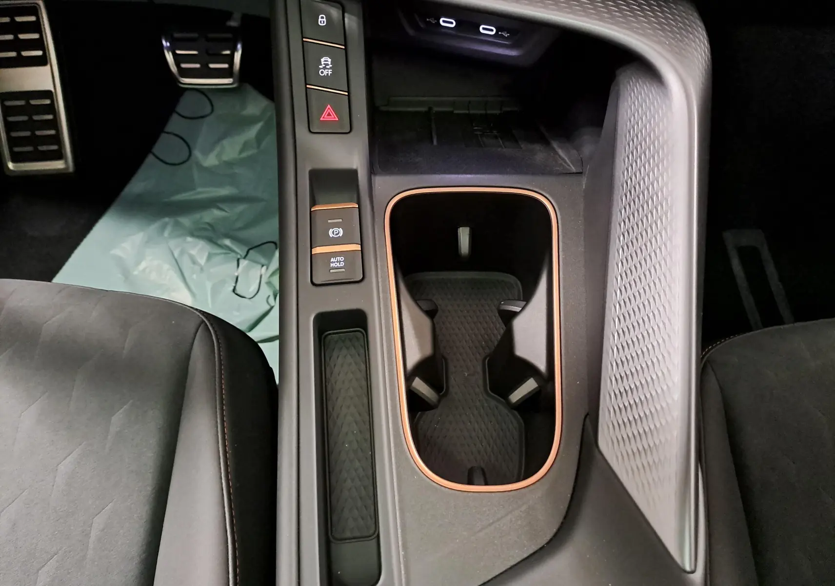 Vue intérieure centrée sur la console centrale du CUPRA TERRAMAR 2025, avec porte-gobelets et commandes électroniques.
