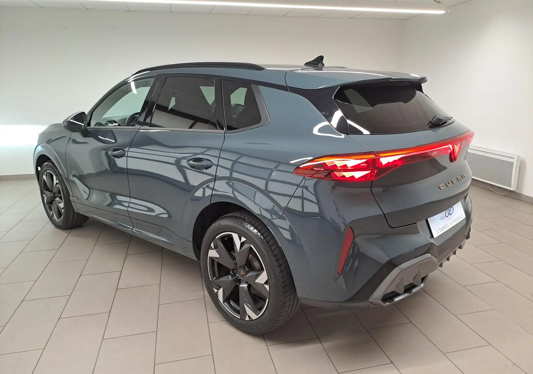 Vue 3/4 arrière droite du CUPRA TERRAMAR bleu Fjord avec toit ouvrant panoramique et jantes 19'' Spectrum usinées.