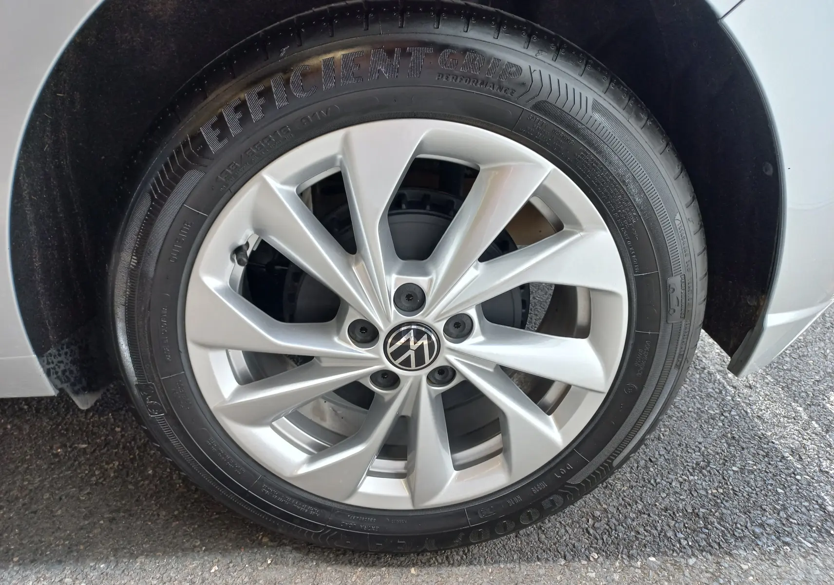 Gros plan sur la roue avant gauche d'une Volkswagen Polo 2026 couleur reflet d'argent avec jante alliage et pneu Goodyear.