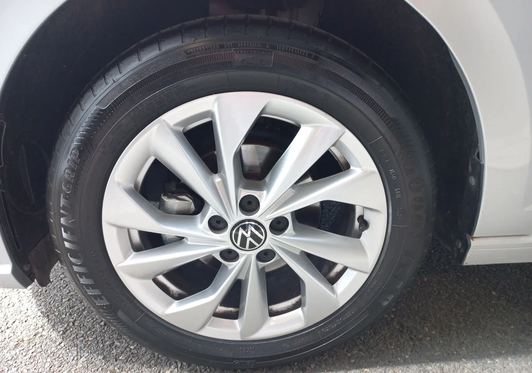 Gros plan sur la roue avant droite d'une Volkswagen Polo 2026 couleur reflet d'argent avec jante alliage argentée.