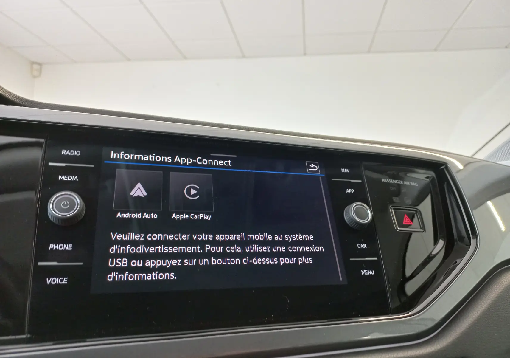 Vue rapprochée de l'écran tactile du système d'infodivertissement de la Volkswagen Polo 2026, affichant Android Auto et Apple CarPlay.
