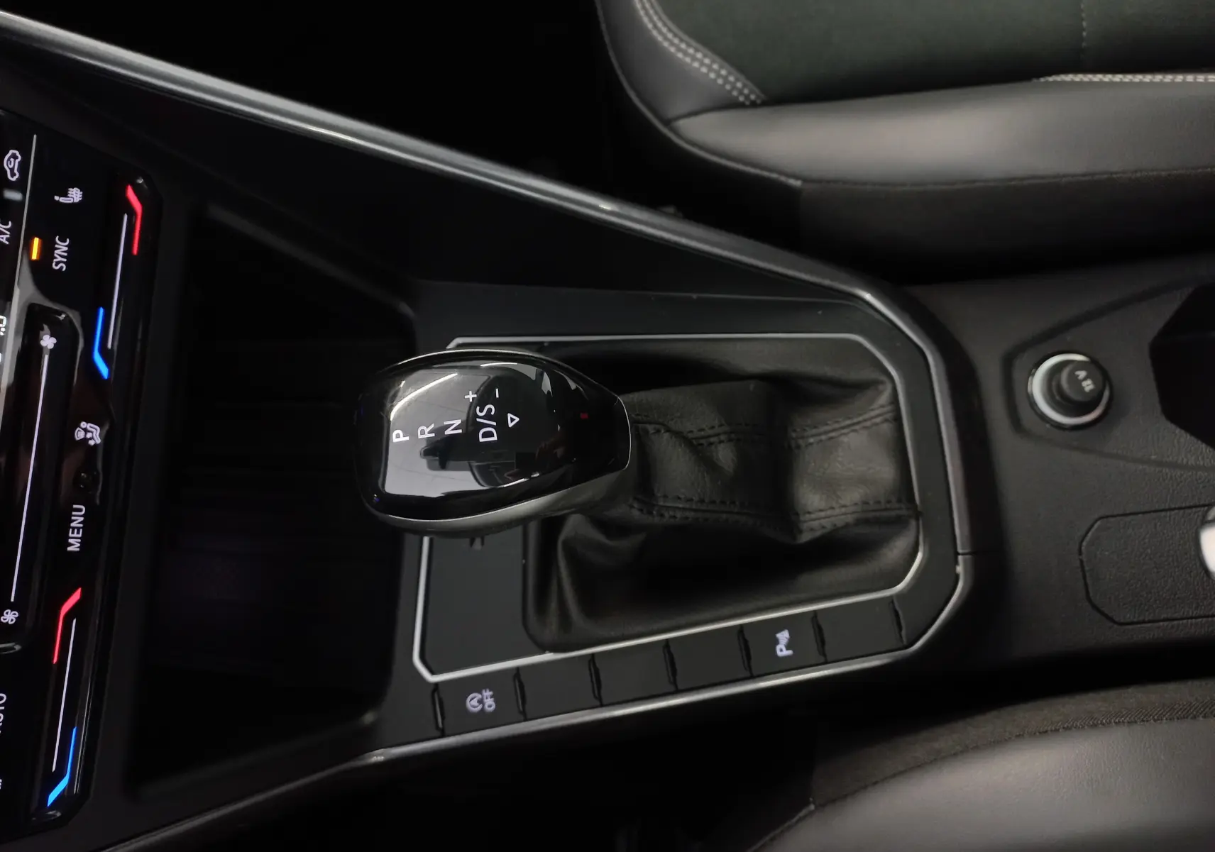 Vue rapprochée de la commande de boîte DSG7 noire dans l’habitacle du Volkswagen Polo 1.0 TSI 95 Style.