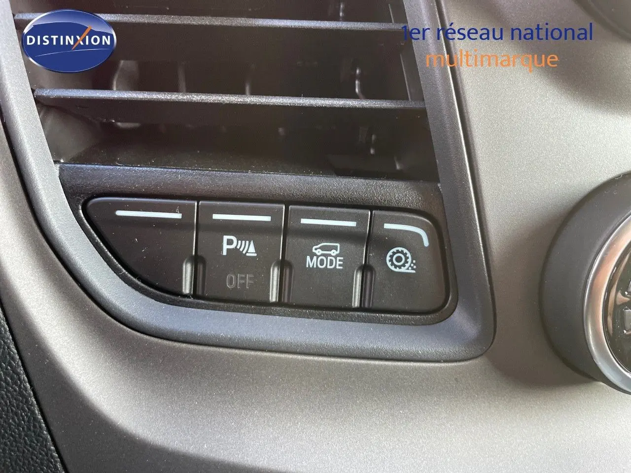 Gros plan sur les boutons de commande du tableau de bord du Ford Transit Fourgon blanc 2023, version Trend.